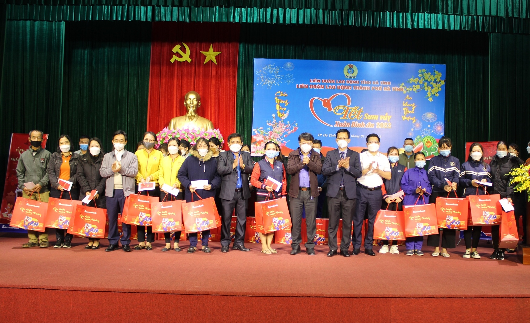 Chương tr&igrave;nh Ấm t&igrave;nh m&ugrave;a Xu&acirc;n của Sacombank tại H&agrave; Tĩnh.