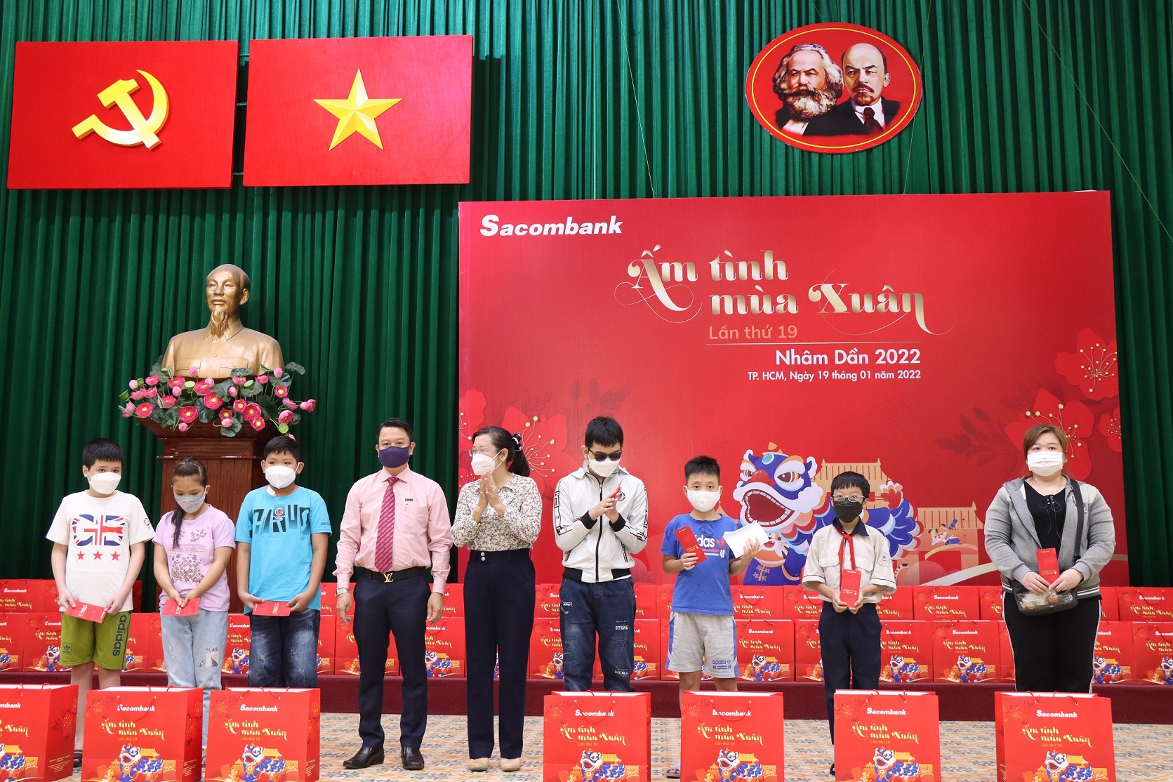Đại diện Sacombank trao quà cho trẻ em nghèo tại Tp.HCM.