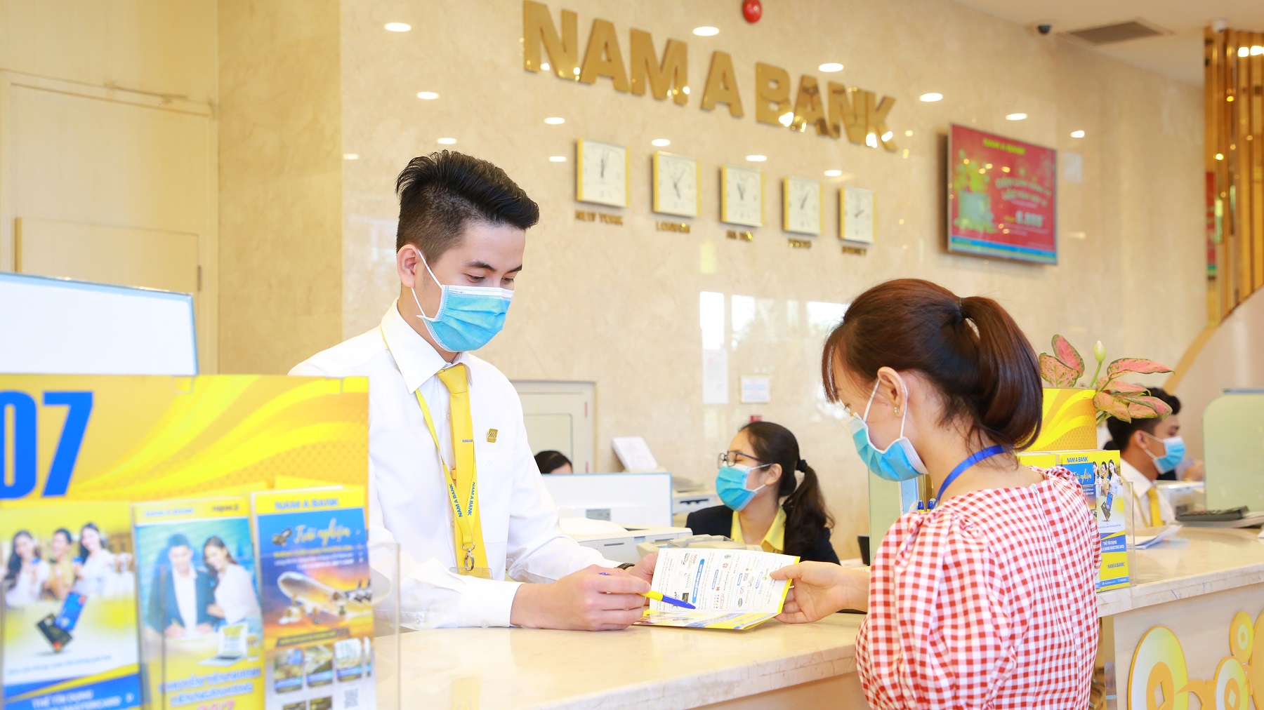 Khách hàng đang giao dịch tại Nam A Bank.
