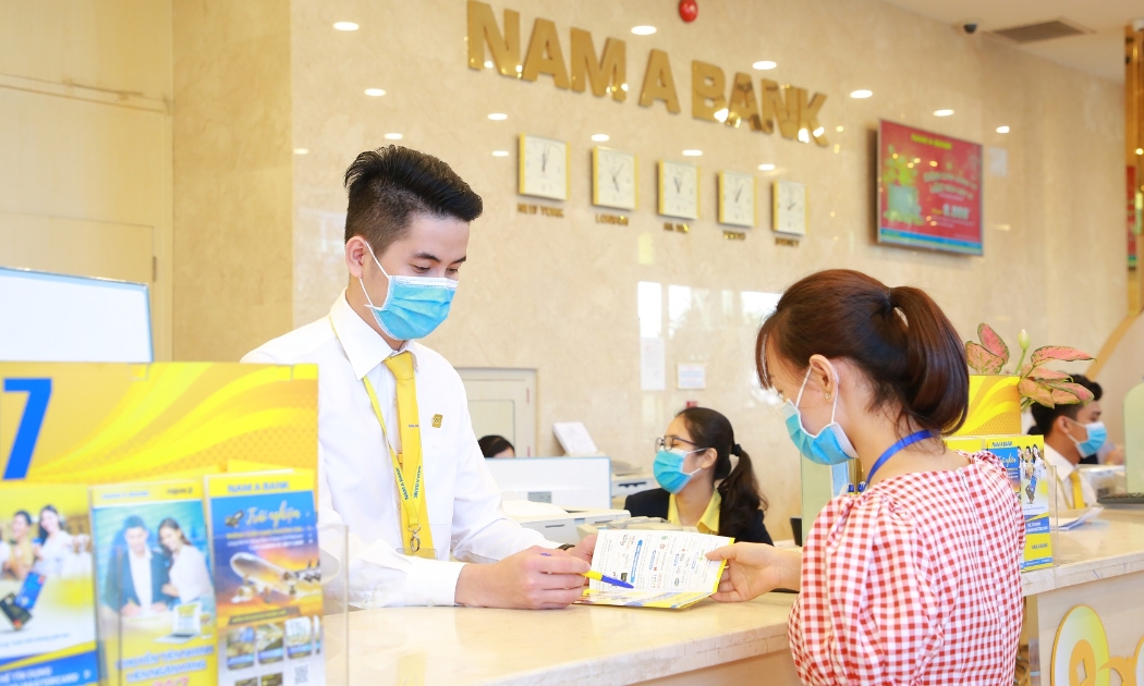 Khách hàng đang giao dịch tại Nam A Bank.