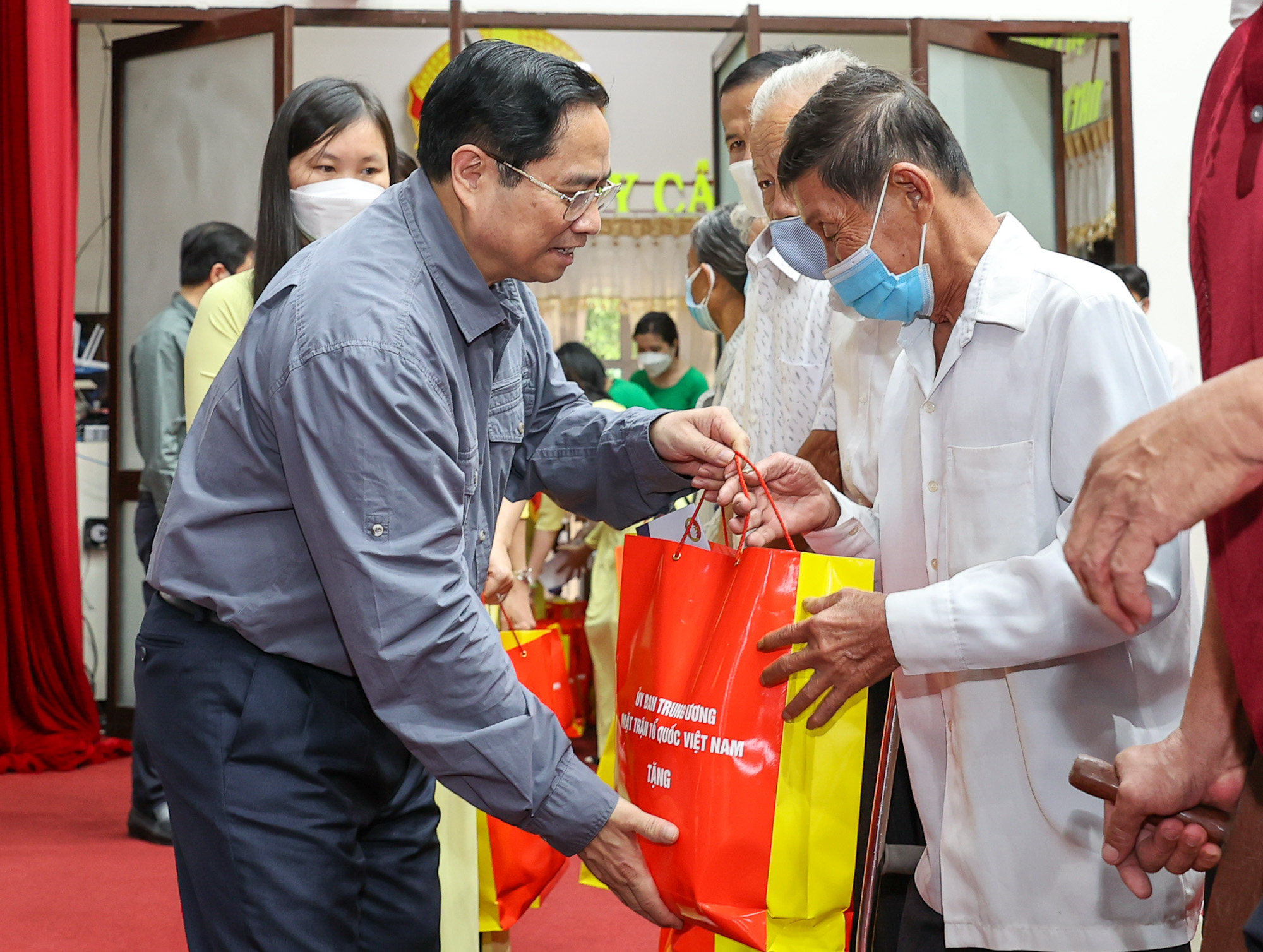 Thủ tướng Phạm Minh Chính tặng quà các gia đình chính sách, hộ có hoàn cảnh khó khăn. Ảnh: VGP/Nhật Bắc