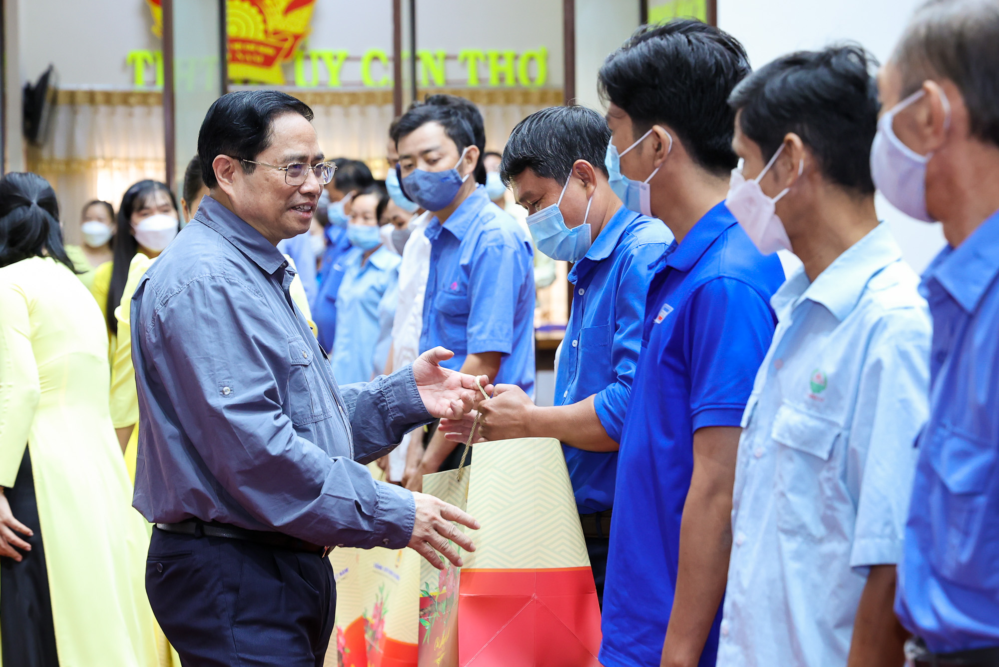 Thủ tướng tặng quà cho các đoàn viên công đoàn, công nhân, lao động nghèo bị ảnh hưởng bởi dịch COVID-19. Ảnh: VGP/Nhật Bắc