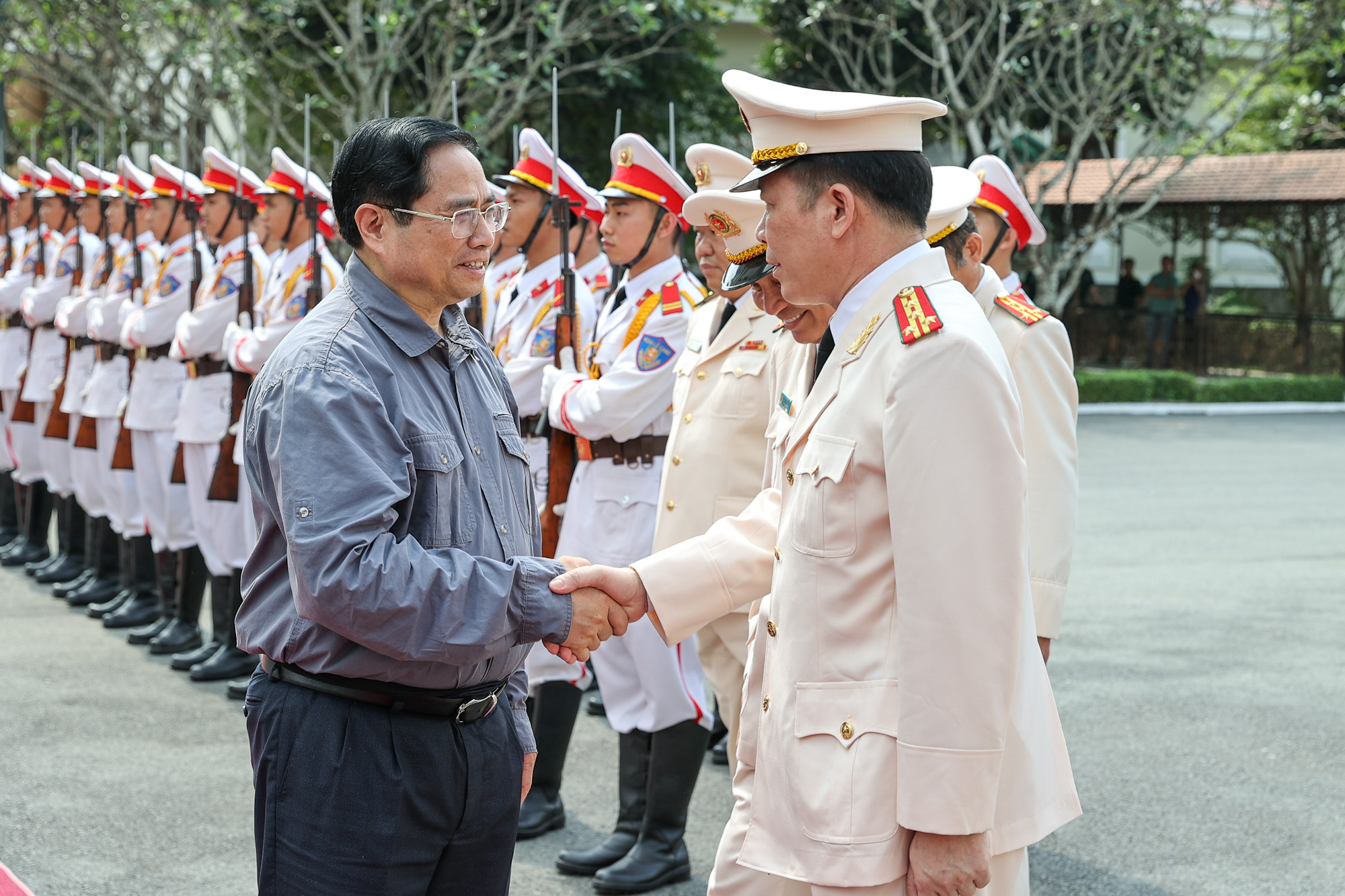 Thủ tướng thăm, chúc Tết cán bộ, chiến sĩ Công an Cần Thơ. Ảnh: VGP/Nhật Bắc