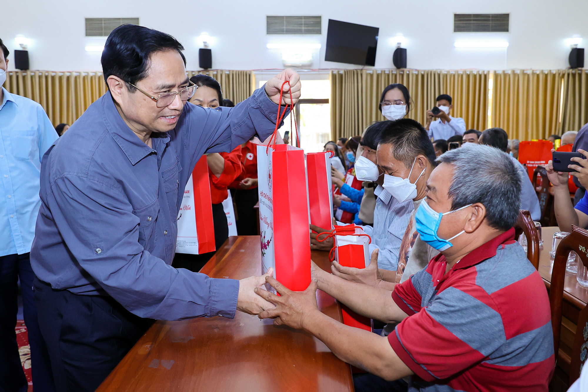 Thủ tướng tặng qu&agrave;, động vi&ecirc;n nạn nh&acirc;n chất độc m&agrave;u da cam. Ảnh: VGP/Nhật Bắc