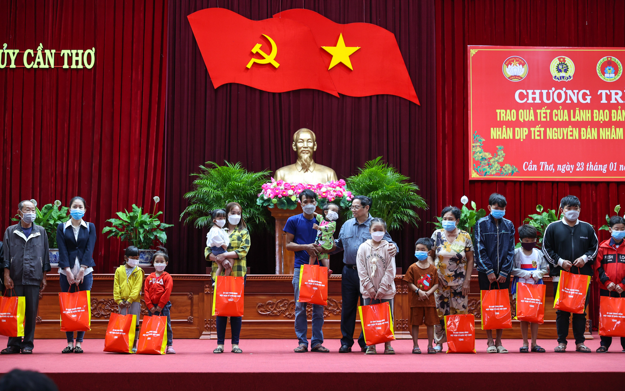 Thủ tướng tặng quà các hộ nghèo, hộ có hoàn cảnh khó khăn tại TP. Cần Thơ - Ảnh: VGP/Nhật Bắc