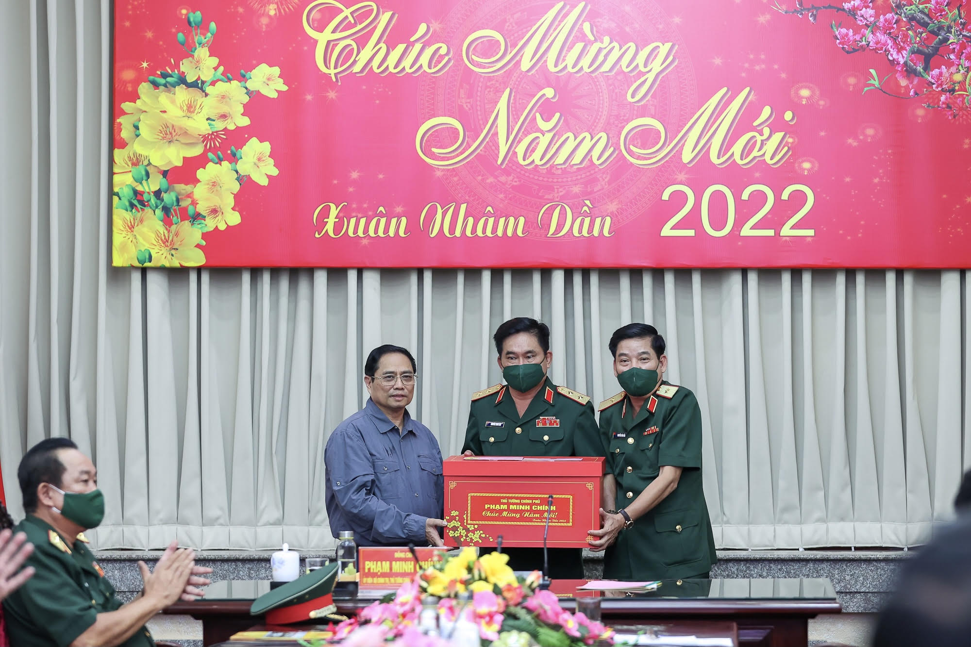 Thủ tướng tặng quà cán bộ, chiến sĩ Bộ Tư lệnh Quân khu 9. Ảnh: VGP/Nhật Bắc