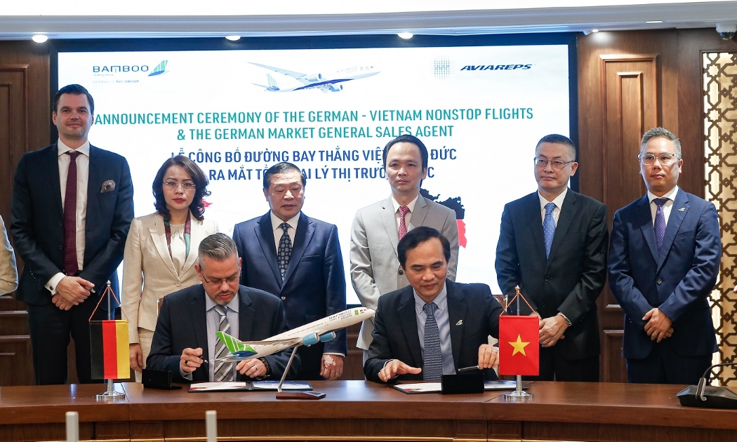 Lễ ký kết giữa Đại diện Aviareps AG và ông Nguyễn Mạnh Quân - Phó Tổng Giám đốc thường trực Bamboo Airways, dưới sự chứng kiến của ông Lukas Schoeneck - Thành viên Hội đồng quản trị Hiệp hội doanh nghiệp Đức, Tổng Giám đốc Thyssen Krupp; Bà Hương Trần Kiều Dung - PCTTT Tập đoàn FLC, PCT Bamboo Airways; Ông Lại Xuân Môn - Uỷ viên BCH Trung ương Đảng, Phó Trưởng ban Thường trực Ban Tuyên giáo Trung ương; ông Trịnh Văn Quyết - Chủ tịch HĐQT Tập đoàn FLC, Chủ tịch HĐQT hãng hàng không Bamboo Airways; Ông Vũ Quang Minh - Thứ trưởng Bộ Ngoại Giao, Đại sứ Đặc mệnh Toàn quyền của Việt Nam tại Cộng Hòa Liên Bang Đức; ông Đặng Tất Thắng - Tổng giám đốc Bamboo Airways (Theo thứ tự từ trái sang).
