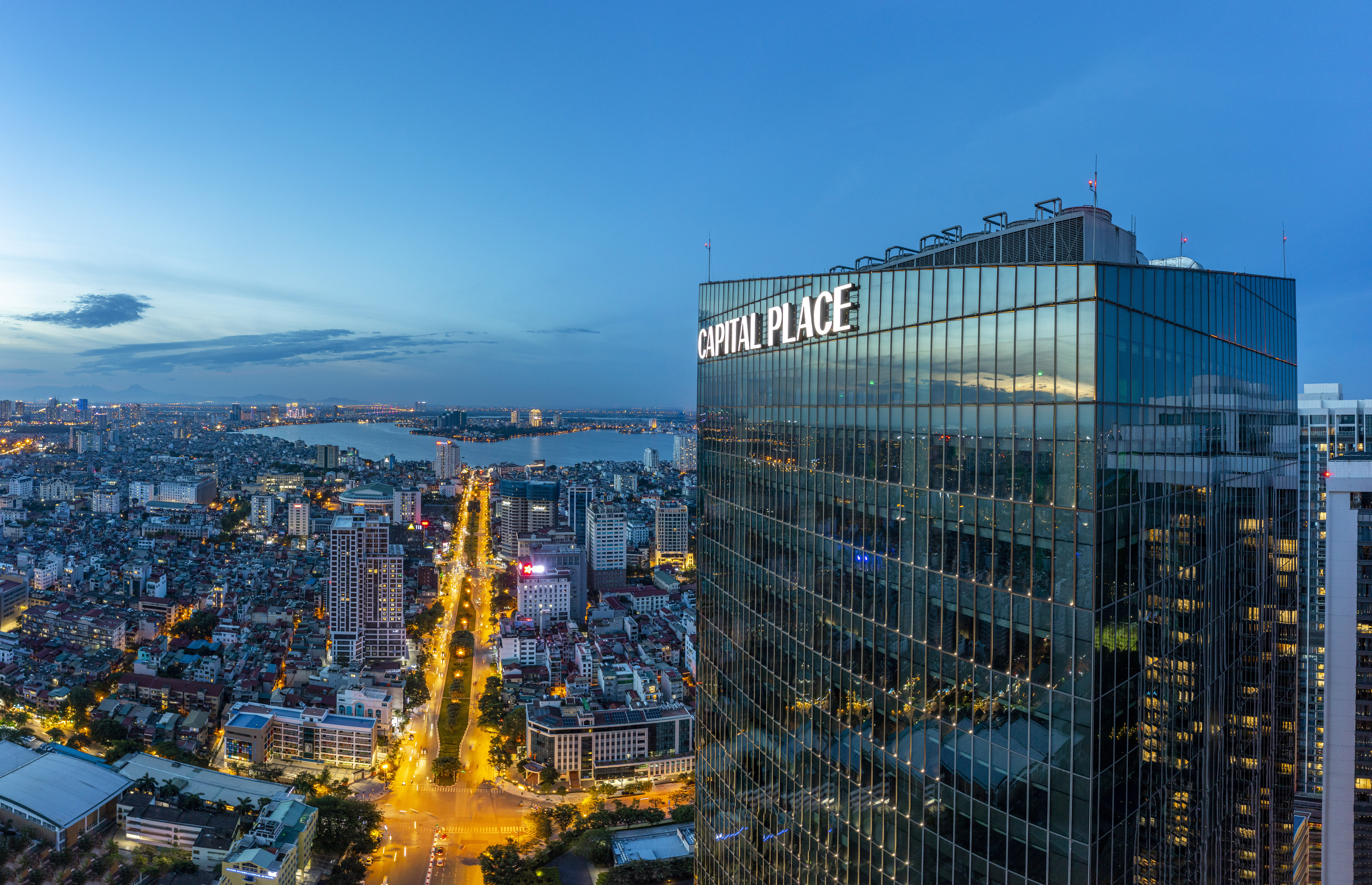 Capital Place là tòa nhà văn phòng đầu tiên tại Hà Nội đạt chứng chỉ LEED Gold (Chứng chỉ tiêu chuẩn quốc tế cho công trình kiến trúc xanh).