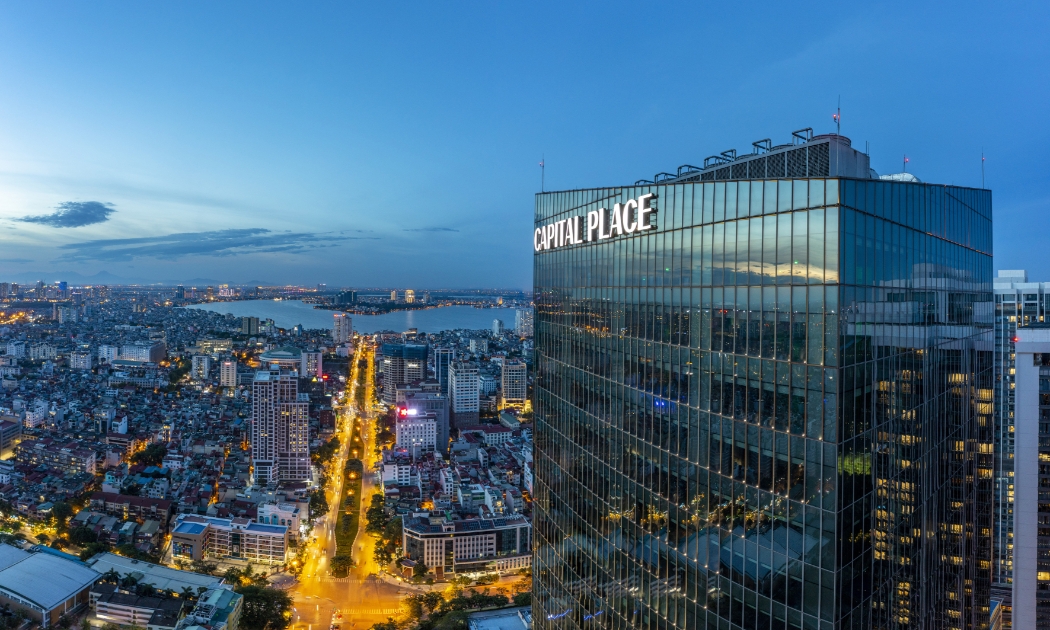 Capital Place là tòa nhà văn phòng đầu tiên tại Hà Nội đạt chứng chỉ LEED Gold (Chứng chỉ tiêu chuẩn quốc tế cho công trình kiến trúc xanh).