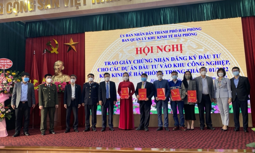 Lễ trao giấy chứng nhận đăng ký đầu tư cho các dự án tại Khu kinh tế Hải Phòng.