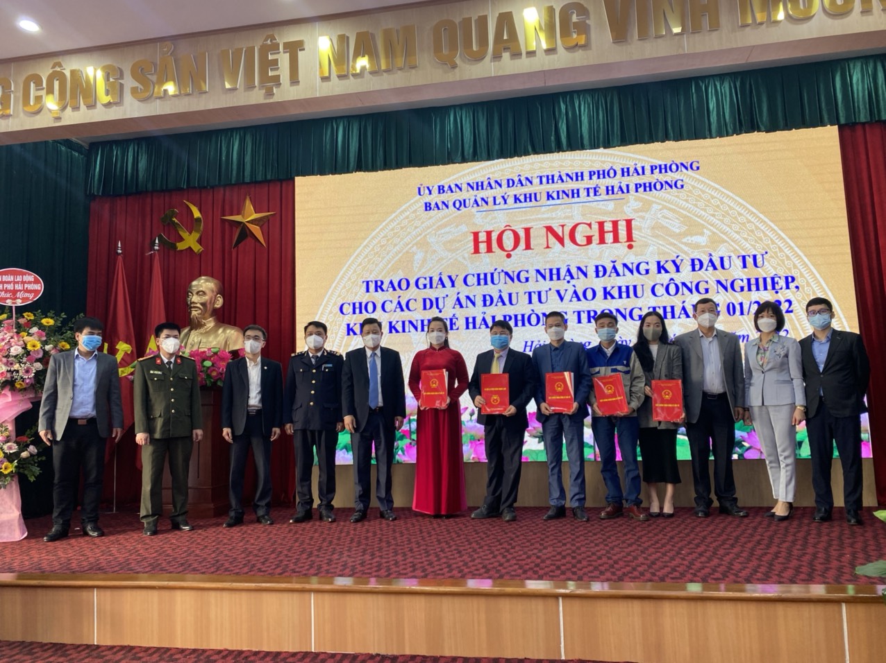 Lễ trao giấy chứng nhận đăng ký đầu tư cho các dự án tại Khu kinh tế Hải Phòng.