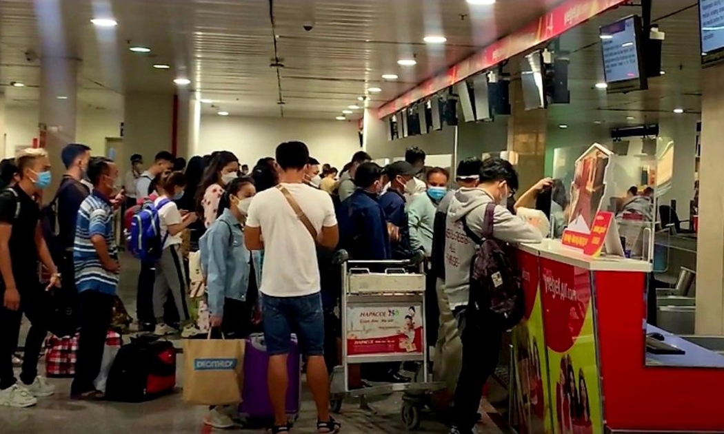 Lo sợ trễ chuyến, nhiều hành khách tranh thủ đến sớm dẫn đến khu vực làm thủ tục quá tải.