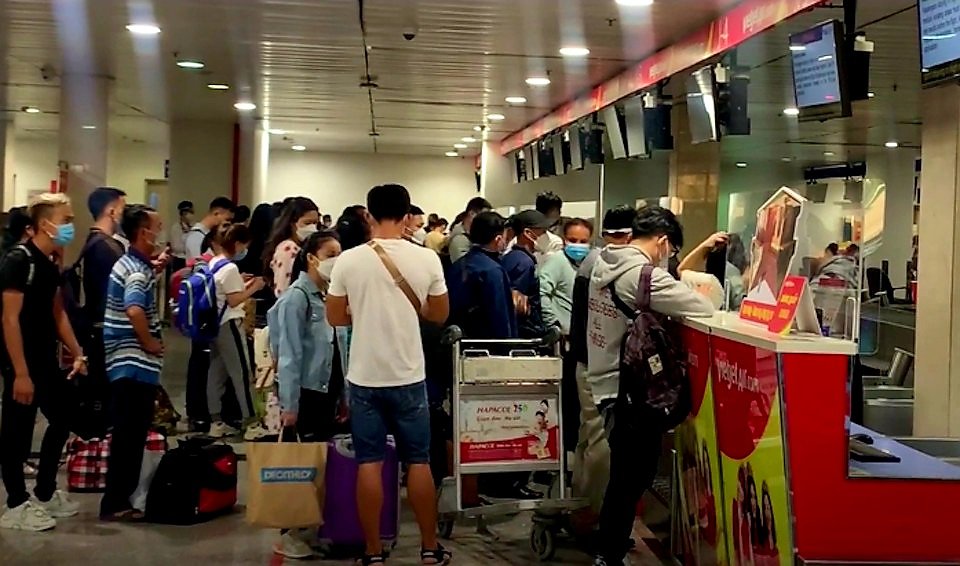 Lo sợ trễ chuyến, nhiều hành khách tranh thủ đến sớm dẫn đến khu vực làm thủ tục quá tải. 