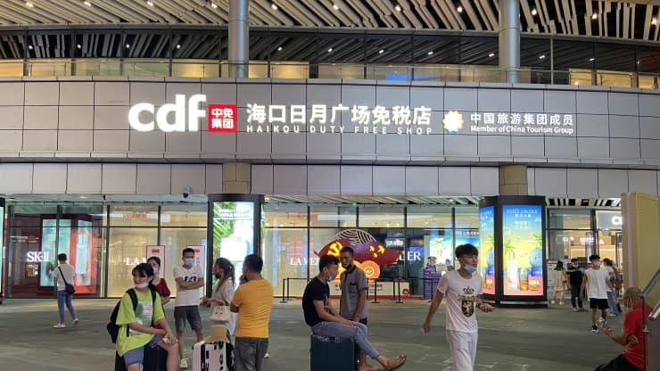Khách hàng bên ngoài một cửa hàng miễn thuế ở Riyue Square, thành phố Haikou, tỉnh Hải Nam, Trung Quốc ngày 2/9/2021 - Ảnh: Getty Images