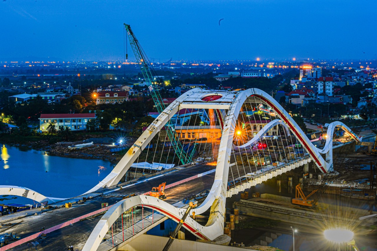 Cầu Rào mới là công trình vĩnh cửu với chiều dài khoảng 456,5m, rộng 30,5m.