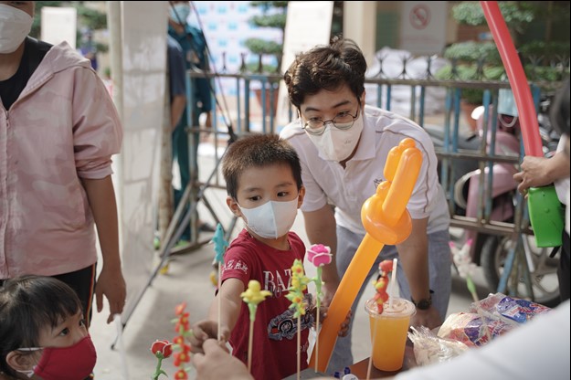 Kh&ocirc;ng chỉ hỗ trợ c&aacute;c phần qu&agrave;, chương tr&igrave;nh cũng tổ chức c&aacute;c tr&ograve; chơi d&acirc;n gian, mong muốn chia sẻ kh&ocirc;ng kh&iacute; Tết tới c&aacute;c em nhỏ.