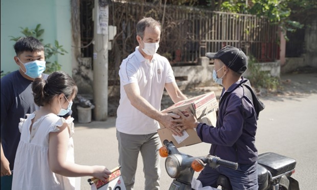 Ông Julian Wyatt, CEO Masterise Property Management trong chương trình vì cộng đồng gần đây nhất của tập đoàn nhân dịp Tết Nguyên đán 2022.