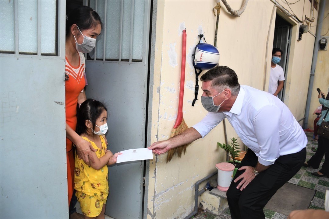 &Ocirc;ng Jason Turnbull - Ph&oacute; tổng gi&aacute;m đốc ki&ecirc;m Gi&aacute;m đốc T&agrave;i ch&iacute;nh Masterise Homes trực tiếp trao qu&agrave; cho người lao động.