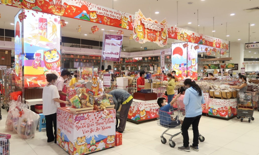 Người dân sắm Tết tại siêu thị ở TP.HCM.