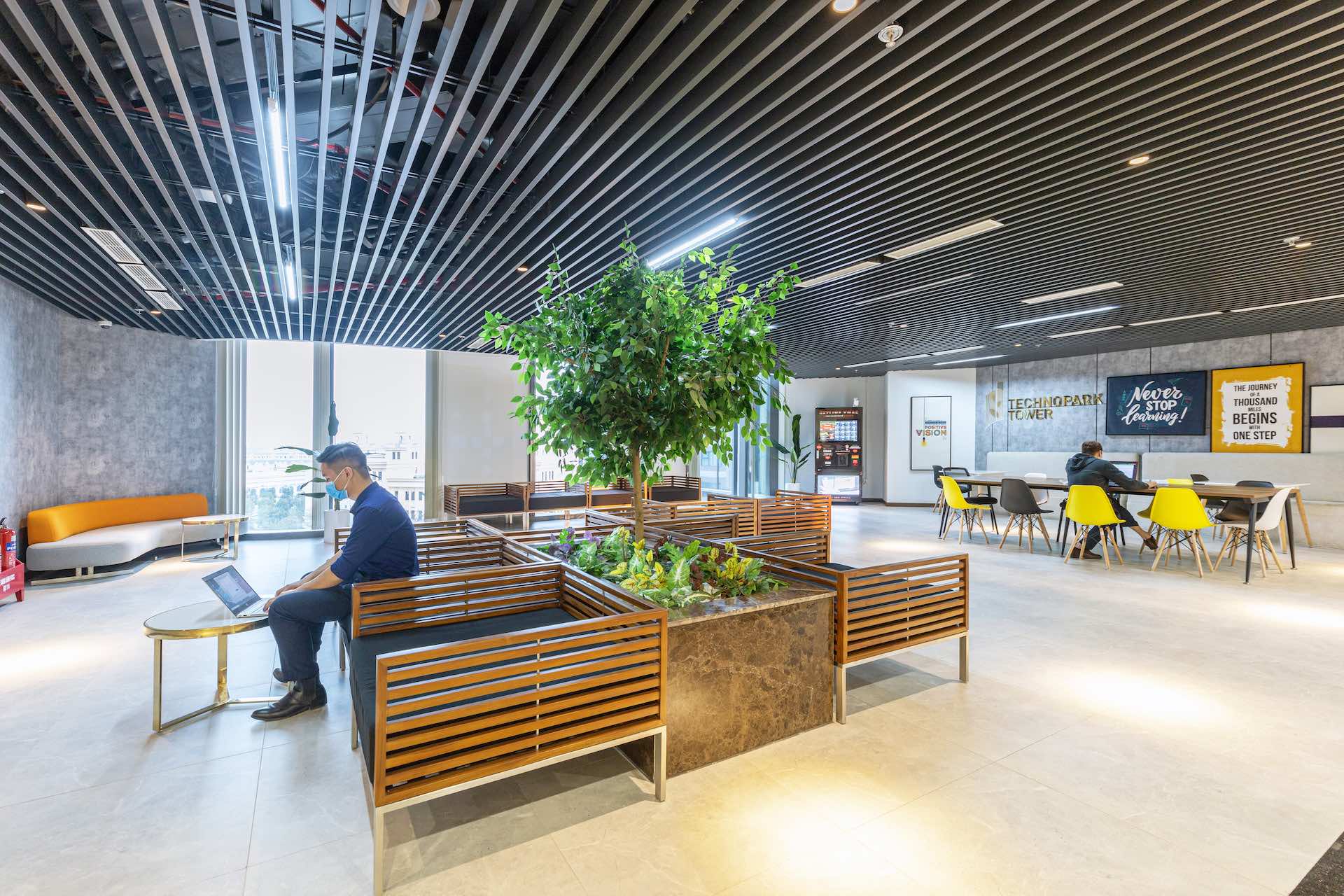 Kh&ocirc;ng gian l&agrave;m việc khoẻ mạnh tại TechnoPark Tower.