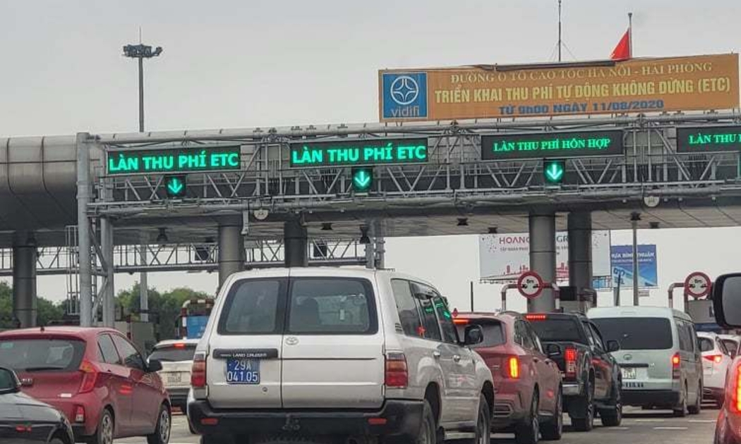 Hàng trăm xe không qua được trạm thu phí cao tốc Hà Nội - Hải Phòng và Pháp Vân - Cầu Giẽ.