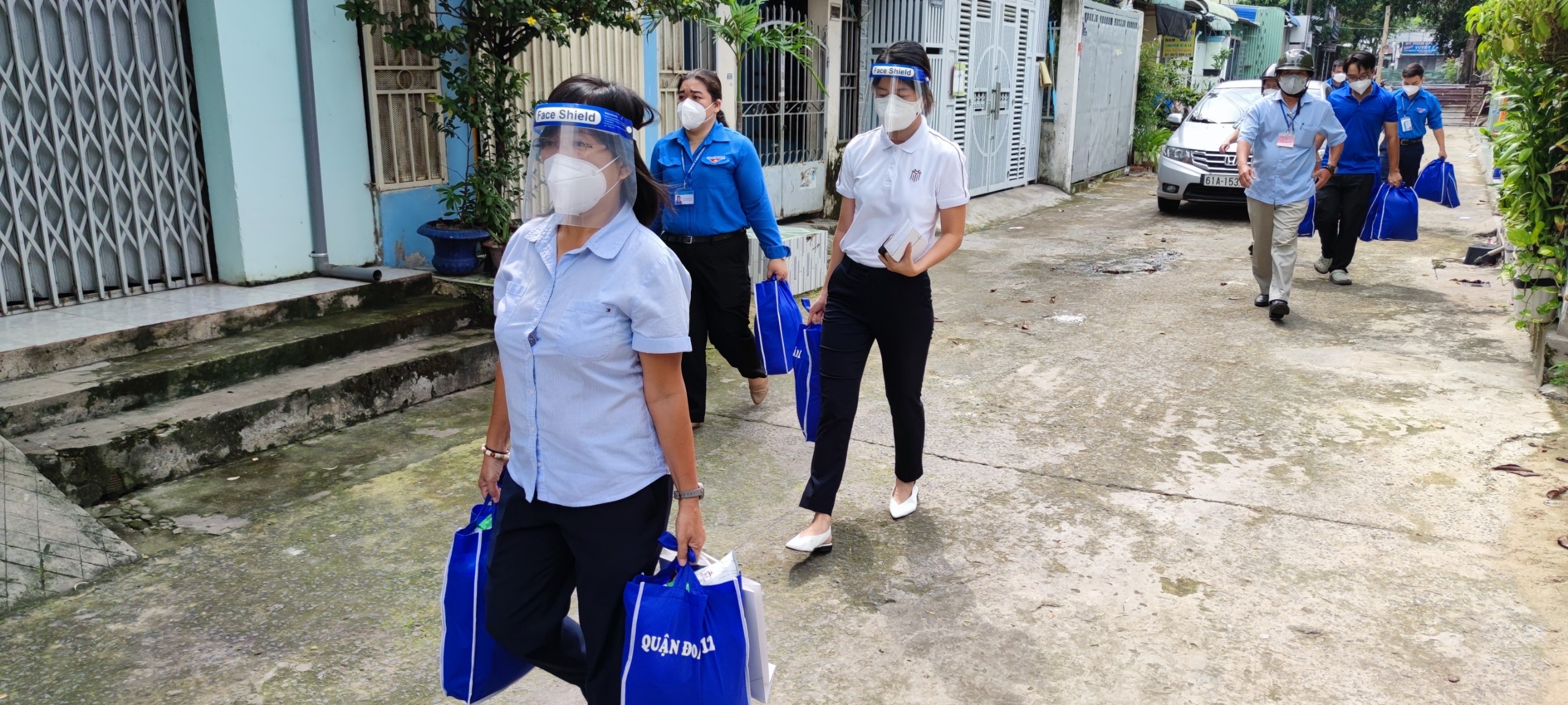 Giữa giai đoạn gi&atilde;n c&aacute;ch, Masterise Group vẫn kh&ocirc;ng ngần ngại c&ugrave;ng Thanh ni&ecirc;n T&igrave;nh nguyện len lỏi v&agrave;o từng hẻm nhỏ Tp.HCM, hỗ trợ chi ph&iacute; sinh hoạt v&agrave; thu&ecirc; nh&agrave;.