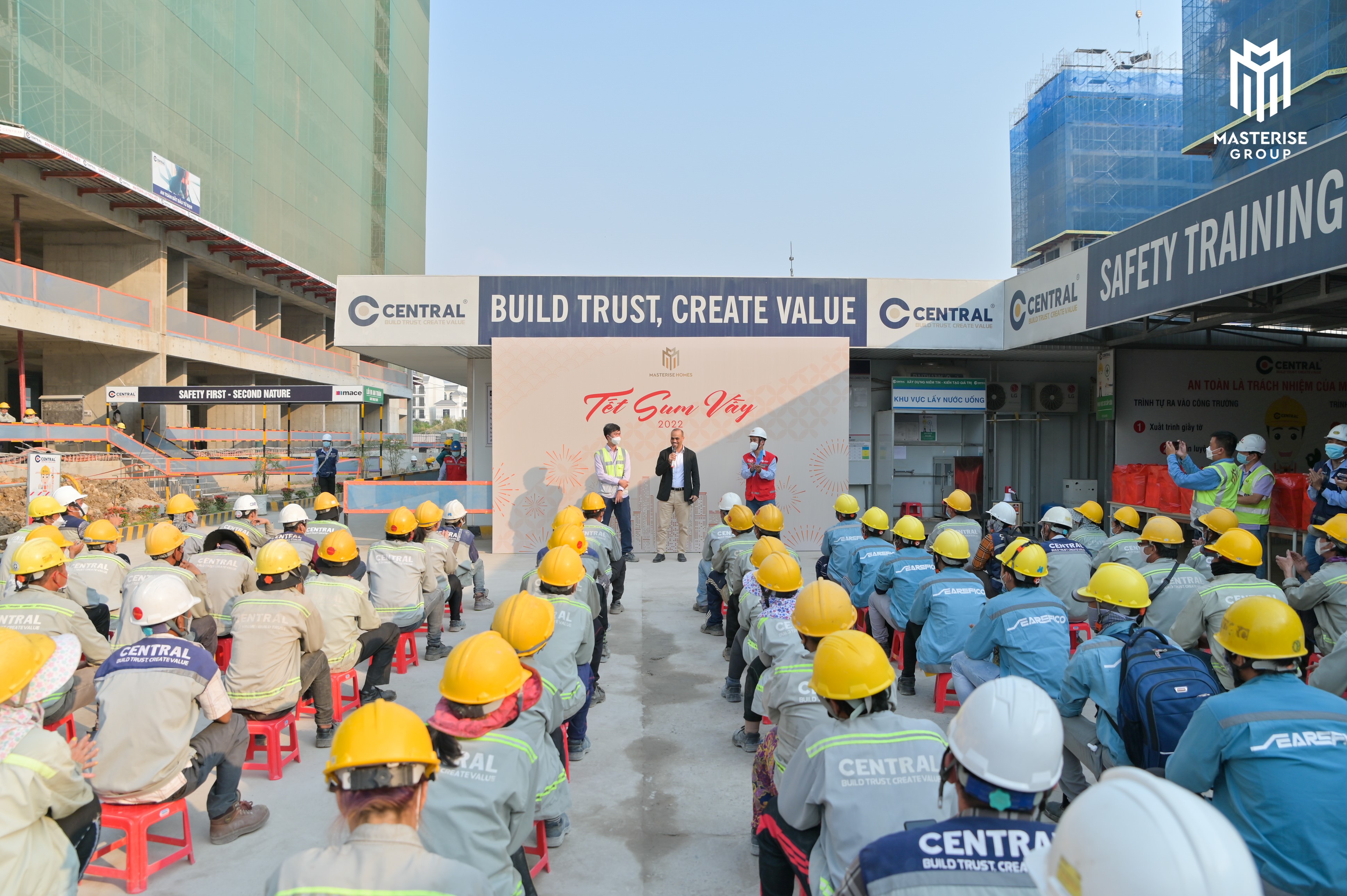 Kh&ocirc;ng chỉ chăm lo Tết cho nh&acirc;n vi&ecirc;n, tập đo&agrave;n cũng hỗ trợ c&aacute;c c&ocirc;ng nh&acirc;n c&ocirc;ng trường l&agrave;m việc tại c&aacute;c dự &aacute;n của Masterise Homes.