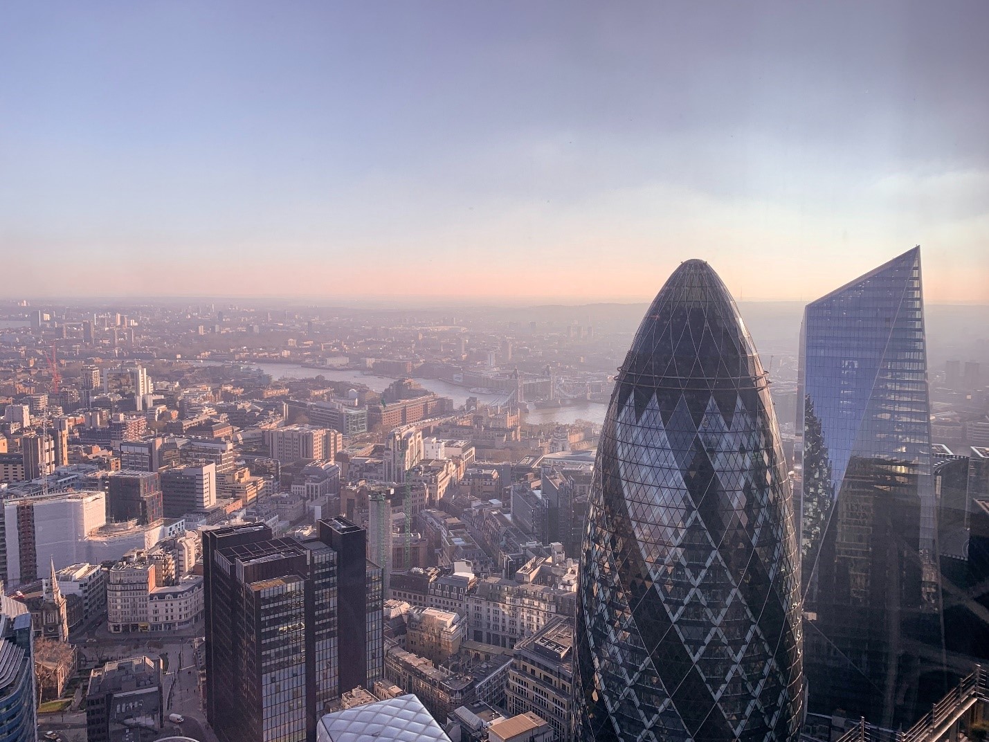 Dự &aacute;n biểu tượng The Gherkin của th&agrave;nh phố London do Norman Foster thiết kế. Ảnh: Unsplash.