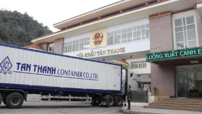 Customs clearance available again at Tan Thanh border gate