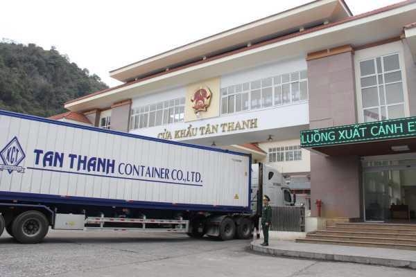 Customs clearance available again at Tan Thanh border gate