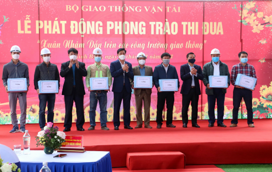 Thứ trưởng Nguyễn Ngọc Đông trao quà động viên công nhân, người lao động thi công dự án cao tốc Bắc - Nam đoạn Mai Sơn - Quốc lộ 45.
