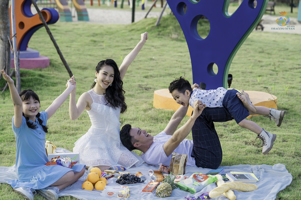 C&aacute;c tiểu c&ocirc;ng vi&ecirc;n nội khu trong ph&acirc;n khu C&aacute;t Long mang tới những thảm cỏ xanh tươi m&aacute;t - nơi con trẻ thỏa sức chơi đ&ugrave;a b&ecirc;n gia đ&igrave;nh.