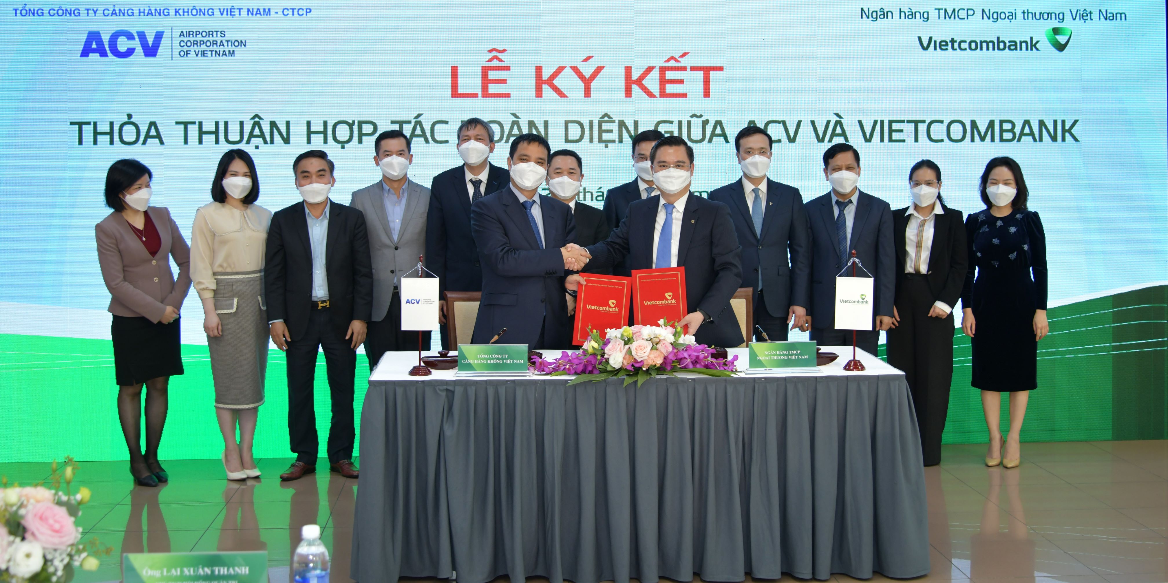 Ông Nguyễn Thanh Tùng - Phó Tổng Giám đốc phụ trách Ban điều hành Vietcombank (bên phải) và ông Vũ Thế Phiệt - Tổng Giám đốc ACV ký Thỏa thuận hợp tác.