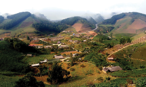 Bản Hua Tạt còn giữ lại những nếp cổ truyền 