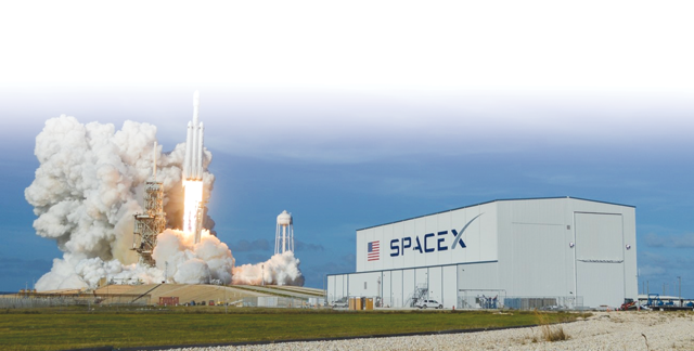 Elon Musk có sức ảnh hưởng cả trên và ngoài Trái Đất - Ảnh: Reuters