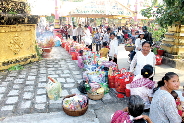 Người Khmer đem đồ lễ lên chùa vào ngày Tết