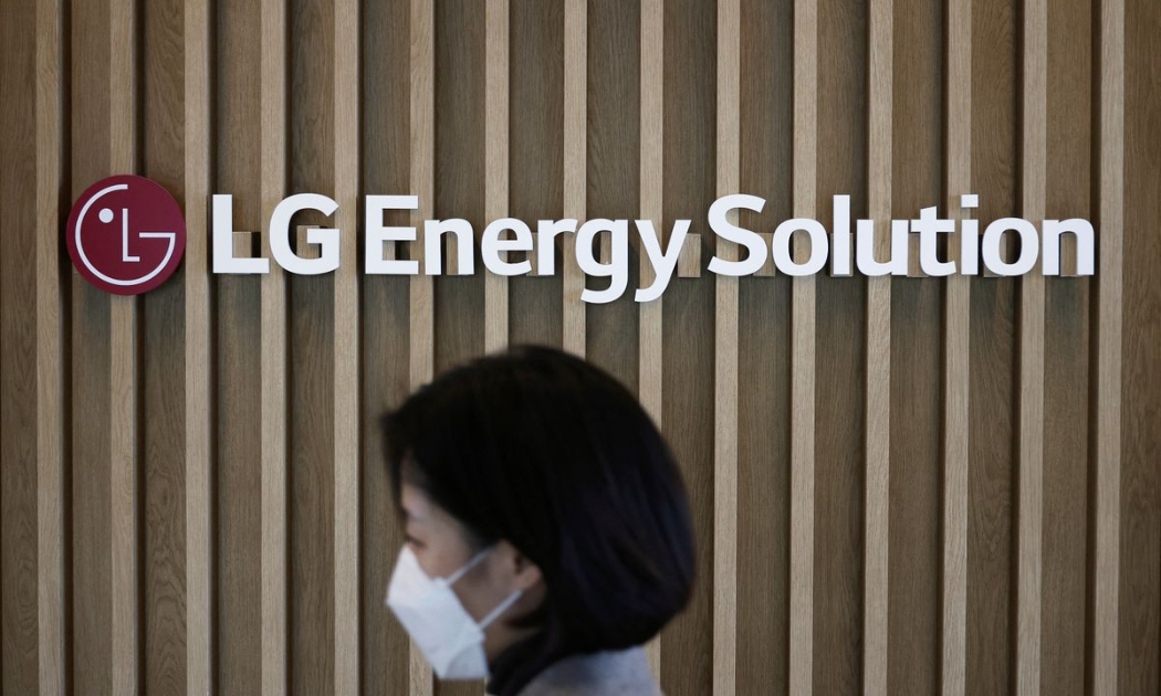 LG Energy hiện cung cấp pin xe điện cho các nhà sản xuất ô tô như Tesla, General Motors, Volkswagen... - Ảnh: Reuters