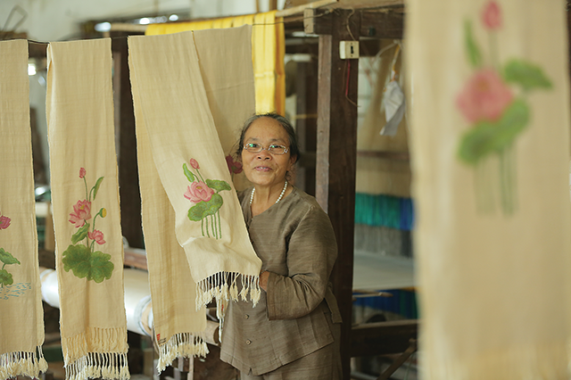 Không những đẹp mịn màng, mềm mại mà những chiếc khăn còn mang một hương thơm cực kỳ đặc trưng của sen.