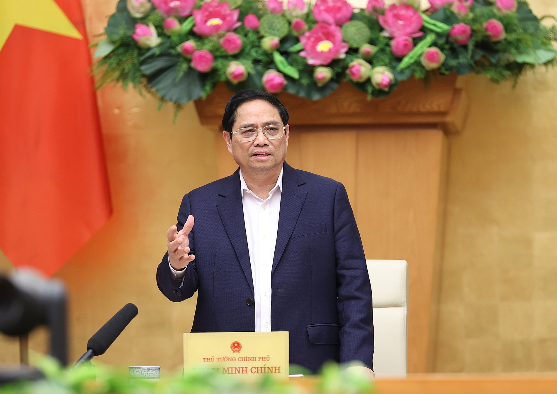 Thủ tướng lưu ý nơi nào tự ý đặt các quy định, yêu cầu riêng trái với quy định, hướng dẫn chung thì các bộ ngành phải kiểm tra, xử lý - Ảnh: VGP