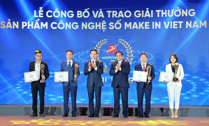 Thủ tướng Phạm Minh Chính và Bộ trưởng Thông tin và Truyền thông Nguyễn Mạnh Hùng trao giải nền tảng số xuất sắc cho các đơn vị, doanh nghiệp công nghệ
