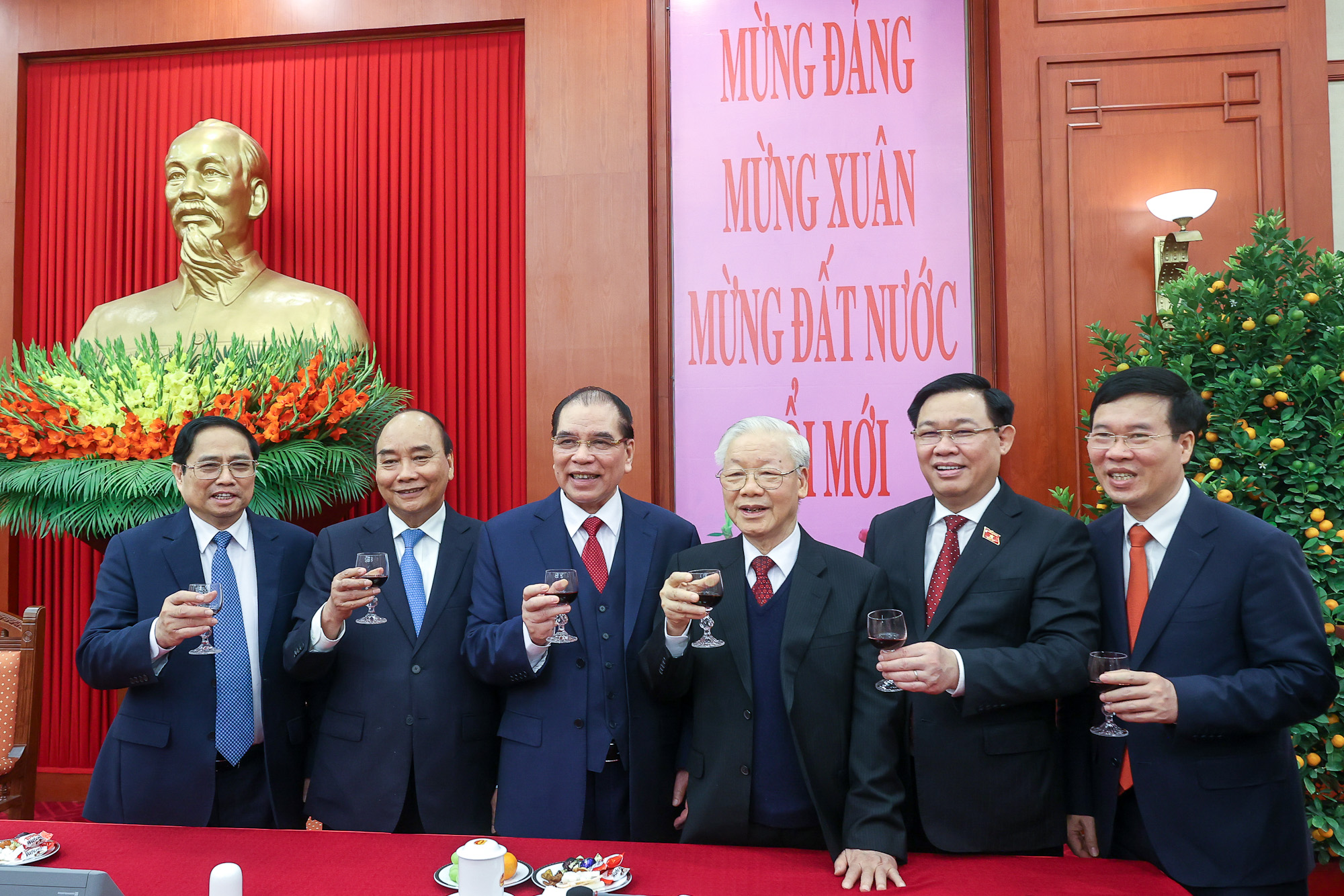 Các đồng chí lãnh đạo, nguyên lãnh đạo nâng ly chúc mừng năm mới - Ảnh: VGP