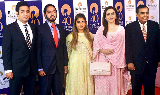 Gia đình tỷ phú Mukesh Ambani - Ảnh: Getty Images