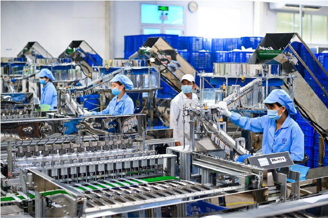 Triển vọng trung hạn duy trì tích cực khi Việt Nam tiếp tục là một mắt xích quan trọng trong chuỗi cung ứng toàn cầu và là một điểm đến được nhiều doanh nghiệp lựa chọn. 