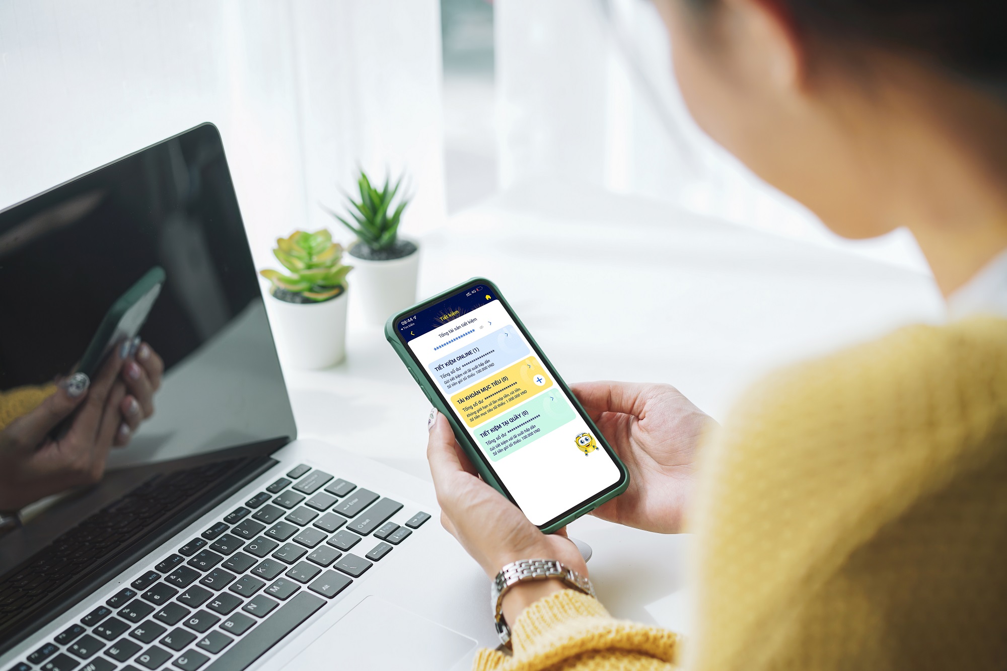 Khách hàng giao dịch ngân hàng mọi lúc mọi nơi.