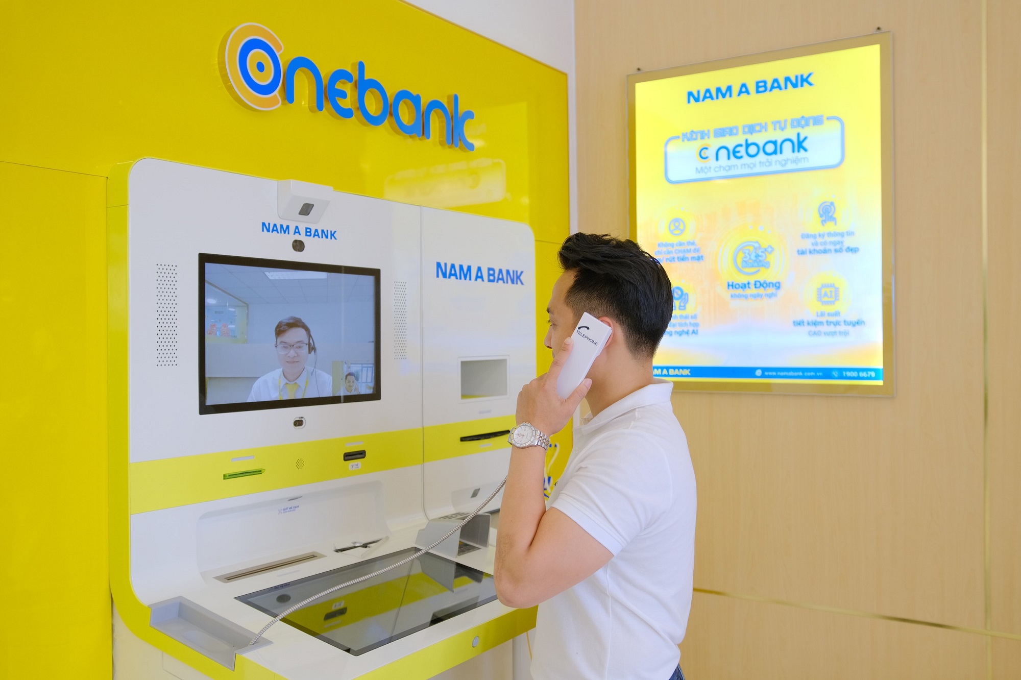 Kh&aacute;ch h&agrave;ng trải nghiệm tiện &iacute;ch tại ONEBANK.