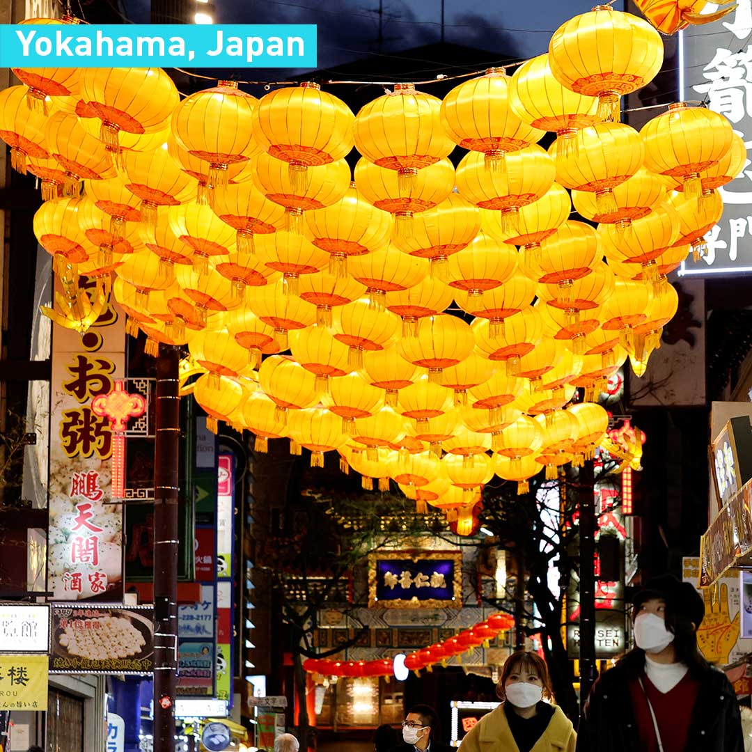 Đền lồng được trang tr&iacute; để đ&oacute;n năm mới b&ecirc;n ngo&agrave;i một ng&ocirc;i đền ở Yokahama, Nhật Bản - Ảnh: CGTN