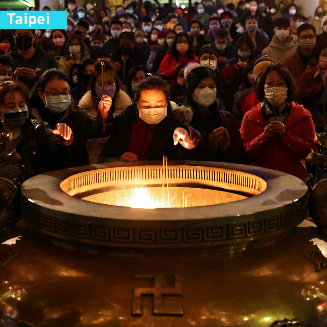 Người d&acirc;n thắp hương tại một ng&ocirc;i ch&ugrave;a trong ng&agrave;y đầu năm tại Đ&agrave;i Bắc, Đ&agrave;i Loan, Trung Quốc - Ảnh: CGTN