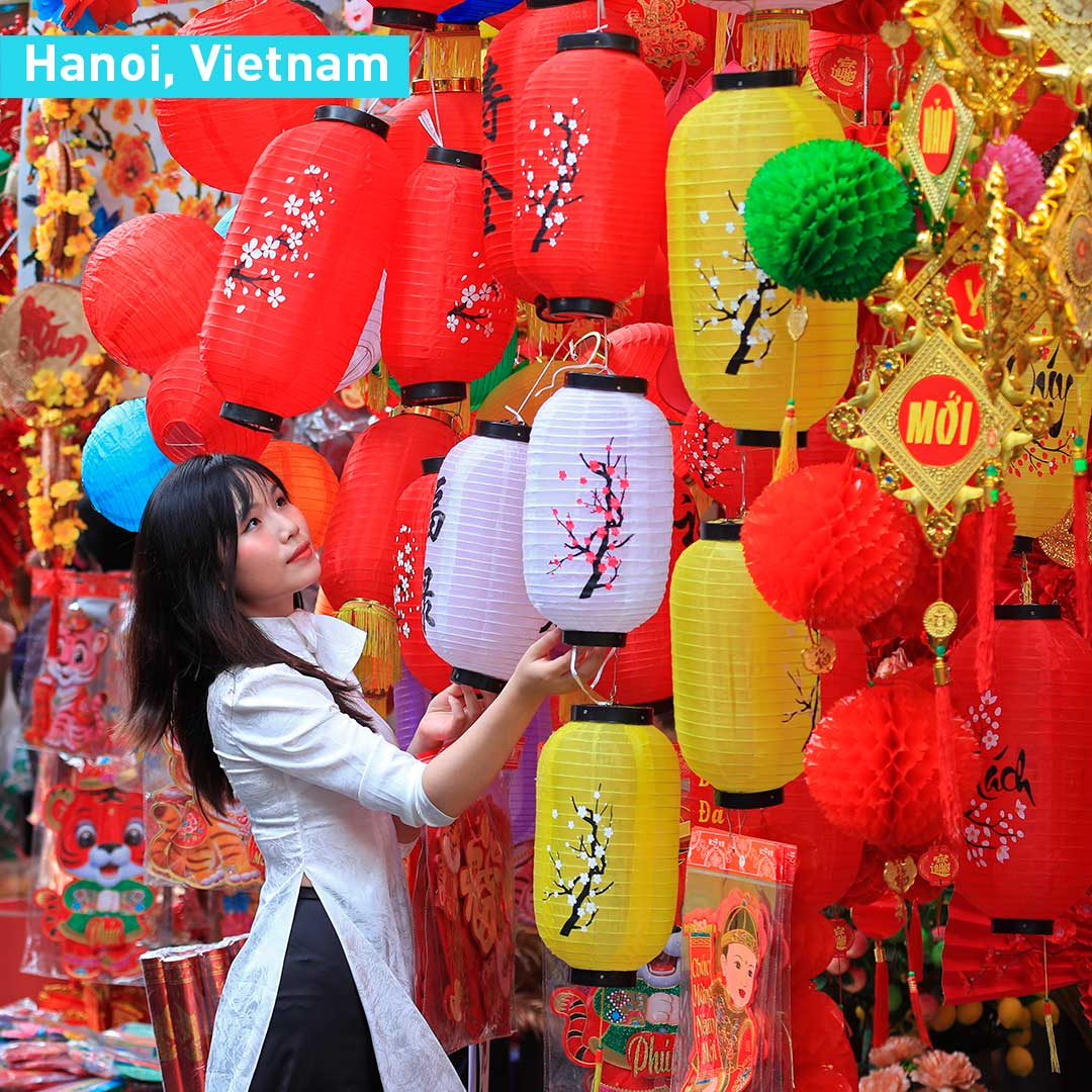 Một cửa h&agrave;ng b&aacute;n đồ trang tr&iacute; Tết tại H&agrave; Nội - Ảnh: CGTN