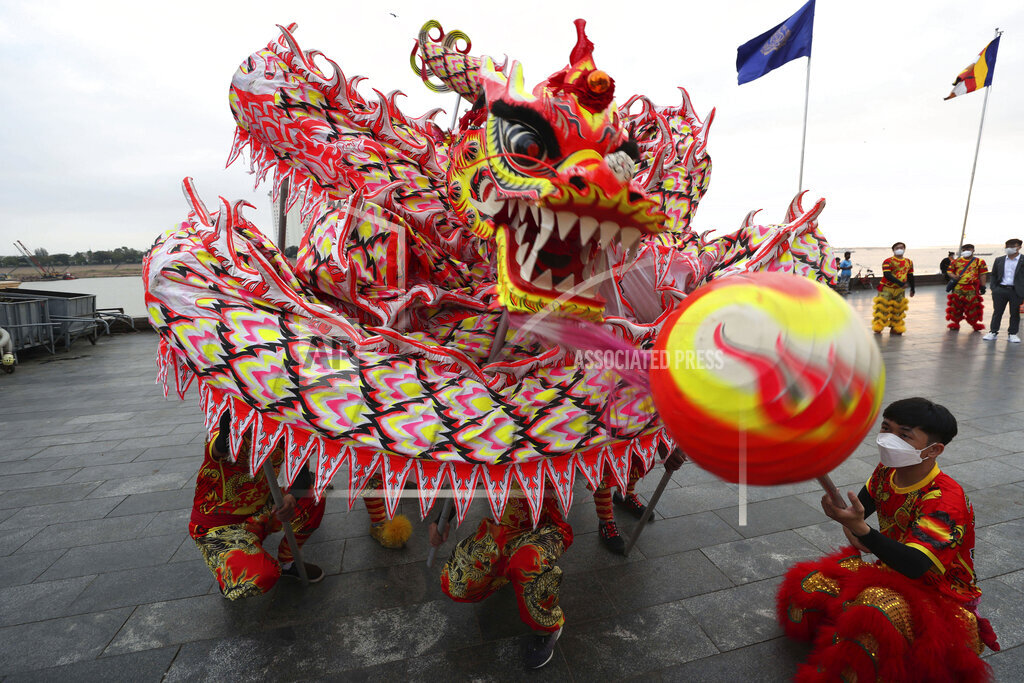 Cộng đồng người Hoa gốc Campuchia biểu diễn m&uacute;a rồng ng&agrave;y 31/1/2022 tại Phnom Penh, Campuchia - Ảnh: AP