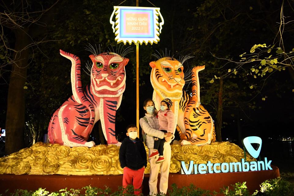 Người d&acirc;n H&agrave; Nội chụp ảnh b&ecirc;n linh vật hổ b&ecirc;n bờ hồ Ho&agrave;n Kiếm đ&ecirc;m giao thừa - Ảnh: VOV